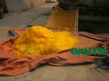 Miến được phơi trên những tấm bạt bẩn nằm bên cạnh cống thoát nước thải