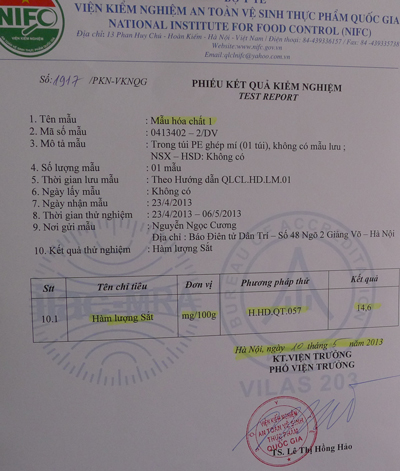 Miến được phơi trên những tấm bạt bẩn nằm bên cạnh cống thoát nước thải