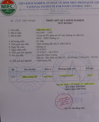 Miến được phơi trên những tấm bạt bẩn nằm bên cạnh cống thoát nước thải