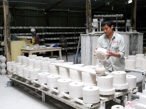 Tăng lương, doanh nghiệp buộc phải giảm phần hỗ trợ cho người lao động