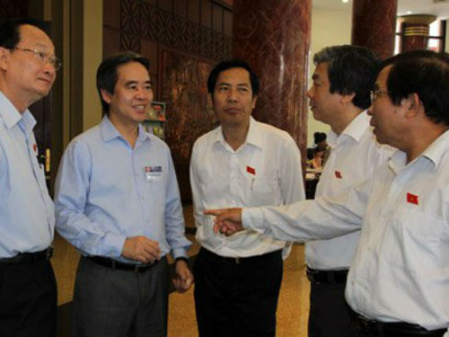 Thống đốc Nguyễn Văn Bình (áo xanh) trao đổi với các đại biểu trước phiên thảo luận chiều 30/5.     