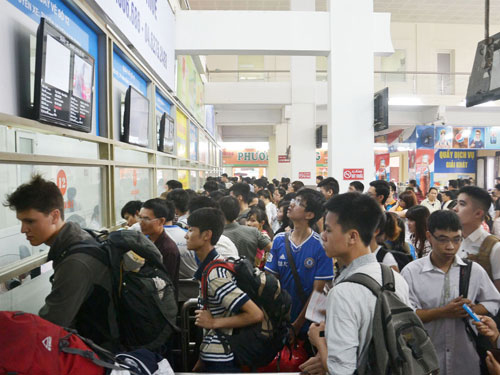 Khu vực quầy bán vé ở Bến xe Giáp Bát đông nghẹt người trong chiều 29.4 .