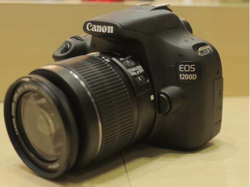 Canon EOS 1200D với kích thước nhỏ gọn sẽ cạnh tranh với các model mirrorless khác