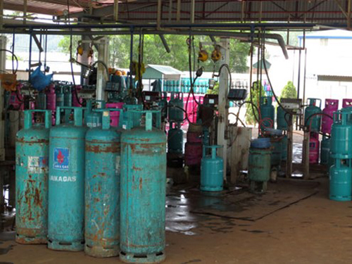 Thanh tra Sở Khoa học và công nghệ phát hiện hành vi sang chiết gas không đủ khối lượng theo quy định tại 1 công ty thuộc khu công nghiệp Cái Lân - TP Hạ Long.