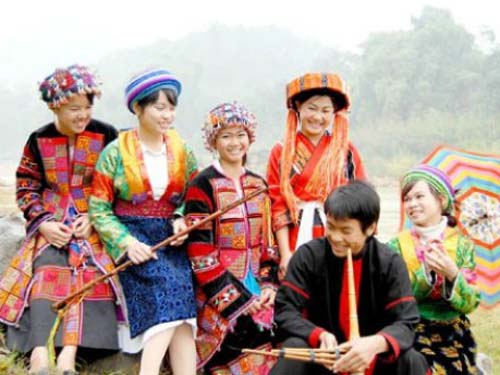 Các chàng trai, cô gái Tày, Nùng, Giáy… trong các trang phục sặc sỡ và trang sức đặc trưng của dân tộc mình.