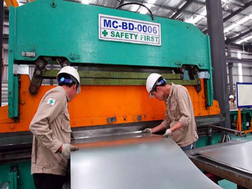 Sản xuất thép tại Công ty Siam Steel Việt Nam.