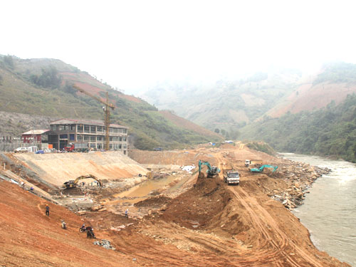 Quang cảnh nhà máy đang khẩn trương thi công