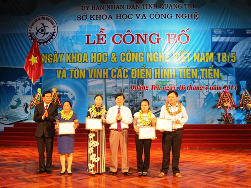 Chủ tịch kiêm Giám đốc Petrolimex Quảng Trị Hoàng Thị Hoa (đứng thứ ba từ trái sang) nhận Cúp Vàng và giấy chứng nhận tại Lễ tôn vinh các điển hình tiên tiến năm 2014, tỉnh Quảng Trị.
