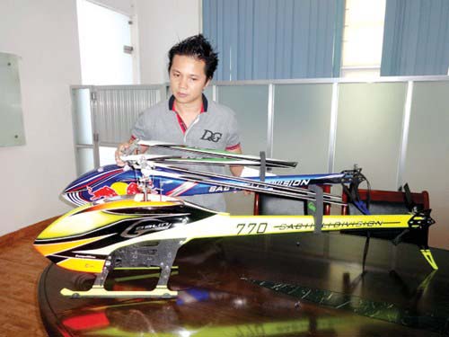 Từ bỏ cuộc sống và công việc ở Mỹ, ông Lê Triều Bảo Lộc về Việt Nam sản xuất loại máy bay đồ chơi.