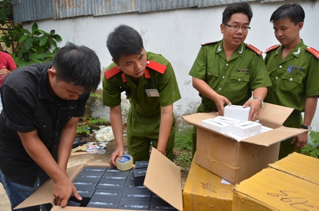 Công an kiểm đếm số hàng bị bắt giữ