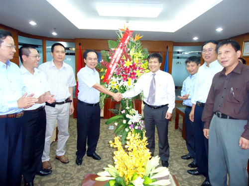 Ông Nguyễn Quốc Thập - Phó Tổng giám đốc PVN thăm và chúc mừng các nhà khoa học tại Viện Dầu khí nhân ngày KHCN Việt Nam (18/5)