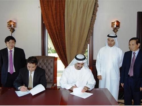 Ông Phạm Minh Chính, Bí thư Tỉnh ủy Quảng Ninh và ông Ali Rashid Lootah, Chủ tịch Nakheel và Limitless ký thỏa thuận hợp tác trước sự chứng kiến của ông Trần Ngọc Thạch, Đại sứ Việt Nam ở UAE và ông Nguyễn Thanh Hùng, Chủ tịch Hội đồng sáng lập Sovico Holdings, ông Faisal Al Raisi, Giám đốc cho thuê tài chính và kinh doanh quốc tế của Limitless