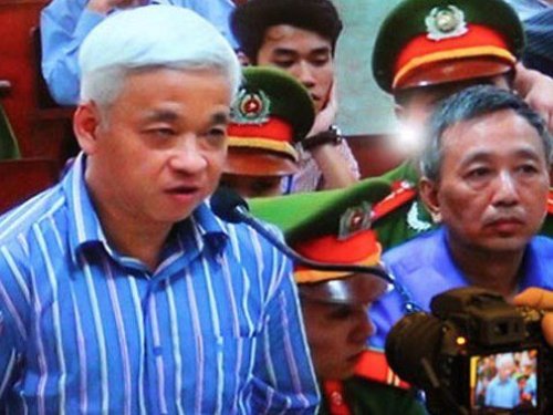  Bị cáo Nguyễn Đức Kiên (giữa)