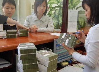 Lãi suất huy động và cho vay tăng cao, nhiều người khóc nhưng cũng không ít người ..cười