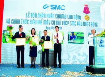 Đón nhận Huân chương Lao động.