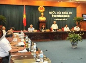 Tại phiên họp thứ 41, Ủy ban Thường vụ Quốc hội cho ý kiến về nhiều vấn đề kinh tế, xã hội, ngân sách 6 tháng đầu năm 2011.