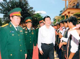 Chủ tịch nước Trương Tấn Sang thăm hỏi động viên công nhân đồng bào dân tộc thiểu số trong chuyến thăm và làm việc tại Công ty 75, ngày 16/3/2012.