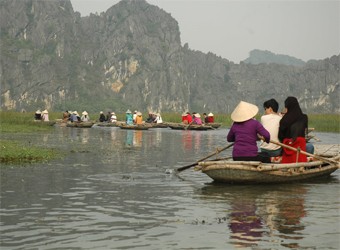 Đầu tư phát triển du lịch hồ ven núi.