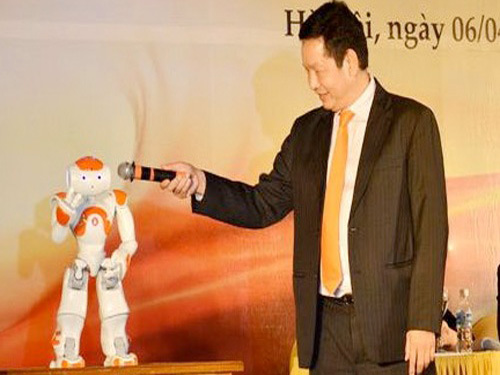 Ông Trương Gia Bình và chú robot Smartoshin