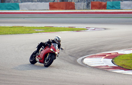 Tác giả bài viết bên cạnh chiếc Ducati Panigale 1199s