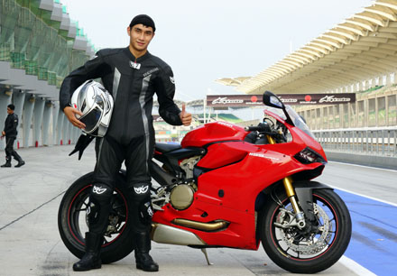 Tác giả bài viết bên cạnh chiếc Ducati Panigale 1199s