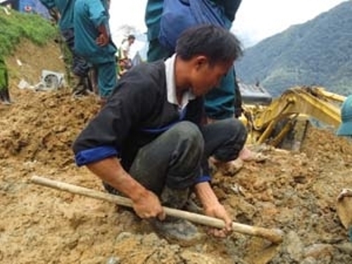 Người Mông ở La Pán Tẩn mưu sinh bằng việc mót quặng