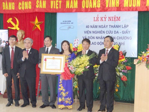 Thừa ủy quyền Chủ tịch nước, Bộ trưởng Bộ Khoa học và Công nghệ Nguyễn Quân trao đã trao Huân chương Lao động hạng Nhì cho Viện Nghiên cứu Da - Giầy.