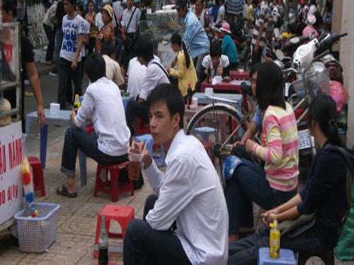 Quán trà đá tại các cổng trường đại học trên địa bàn Hà Nội thi nhau tăng giá