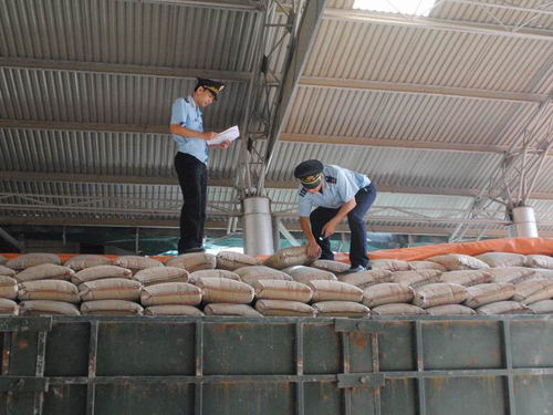 Công chức Hải quan cửa khẩu quốc tế Cầu Treo kiểm tra hàng hóa XK.