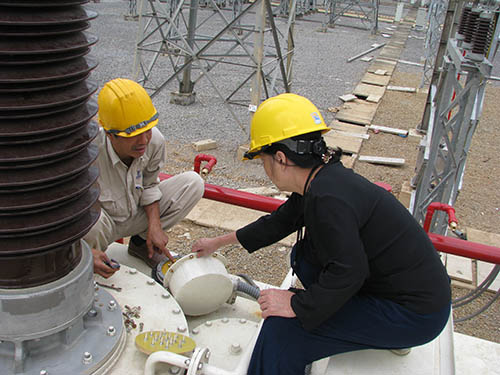 Bà Nguyệt đang đào tạo tay nghề cho công nhân