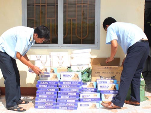  CBCC Đội Kiểm soát, Cục Hải quan Gia Lai - Kon Tum kiểm đếm số thuốc lá bị bắt giữ. 