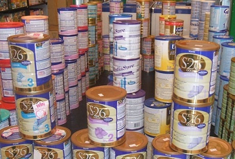 Sữa xách tay đang bán tràn lan trên thị trường