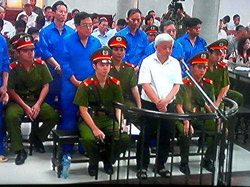 Các bị cáo nghe tuyên án.