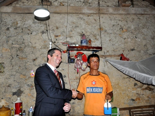 Đại diện Philips thăm gia đình có điện thắp sáng bằng năng lượng mặt trời  