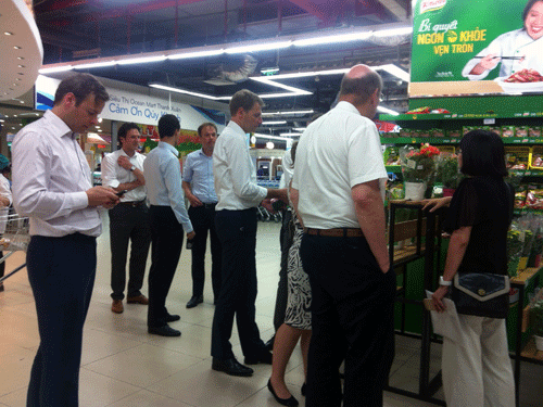 Đoàn doanh nghiệp Hà Lan rất quan tâm tới sản phẩm rau củ tươi tại siêu thị.