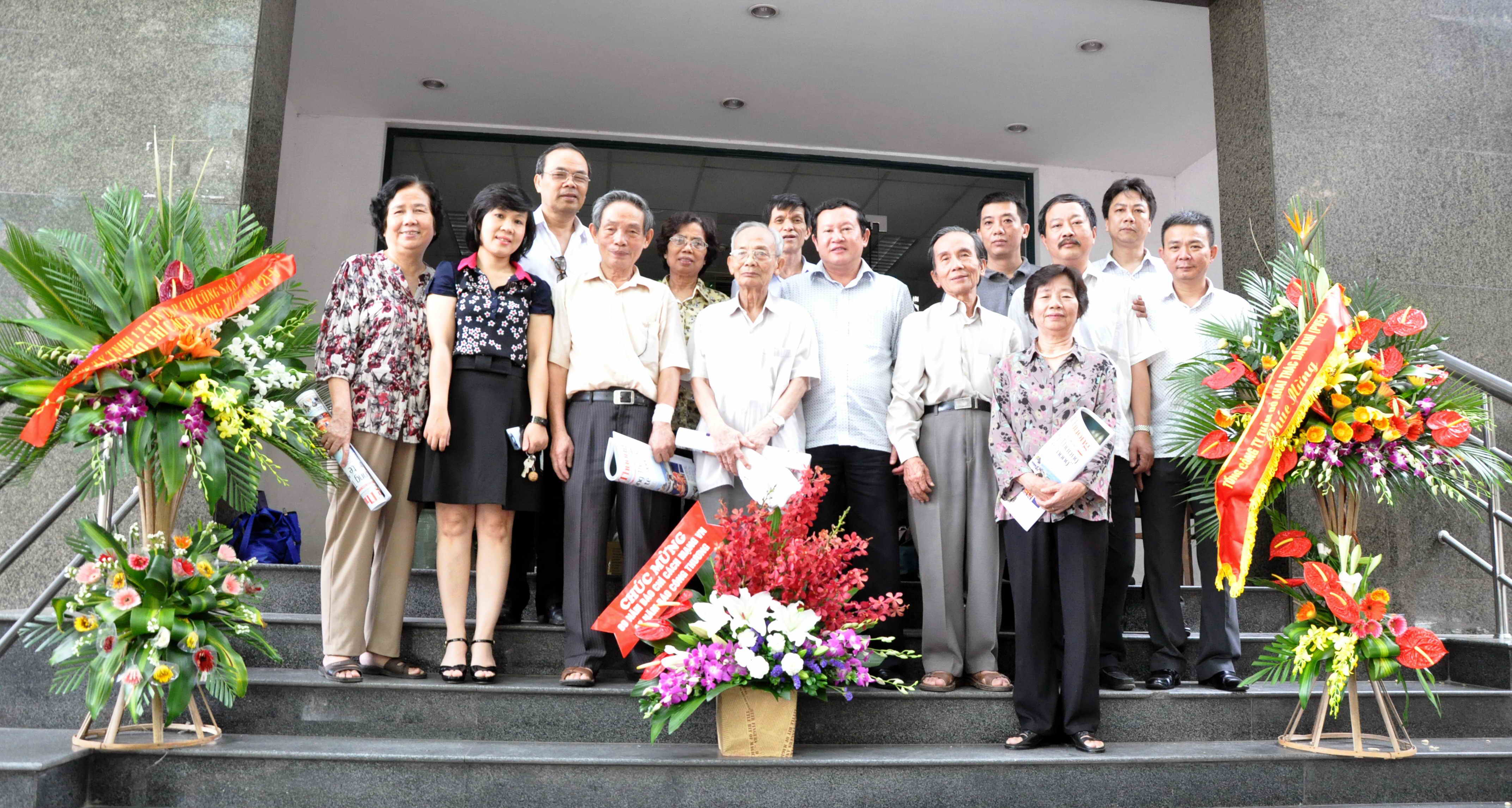 Các thế hệ nhà báo chụp ảnh lưu niệm