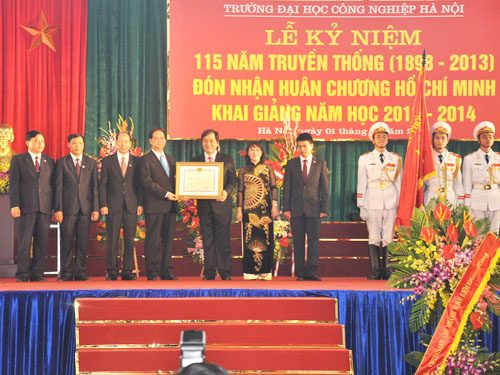 Thủ tướng Nguyễn Tấn Dũng trao Huân chương Hồ Chí Minh cho tập thể nhà trường nhân kỷ niệm 115 năm truyền thống