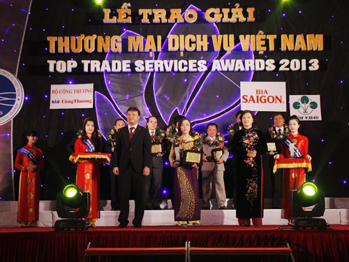 Giám đốc Trần Thị Loan (giữa) nhận giải Doanh nhân xuất sắc