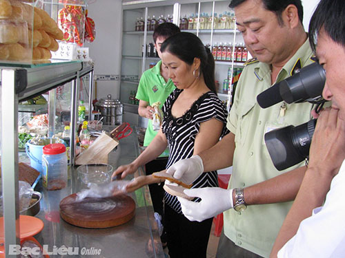 Kiểm tra chất phụ gia tại một số cơ sở bán giò chả