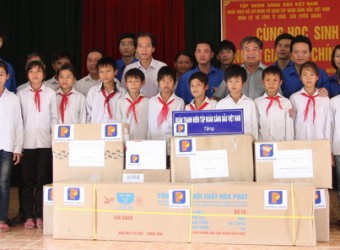 Đại diện Đoàn Thanh niên Petrolimex trao quà tại Trường THCS Ninh Lai.