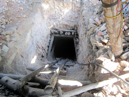 Hầm lò khai thác trái phép (ảnh minh họa).