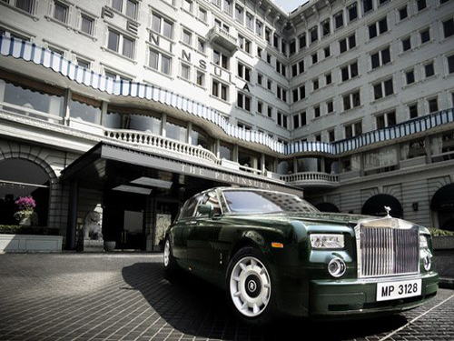 Rolls-Royce Phantom trước khách sạn Pninsula, Hong Kong.