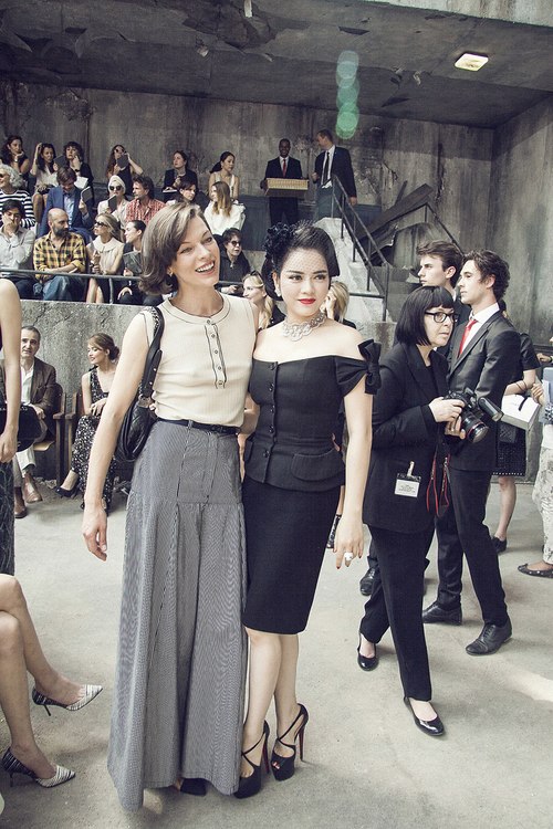 Lý Nhã Kỳ chụp ảnh chung với người đẹp gốc Nam Tư, Milla Jovovich, nữ diễn viên của loạt phim "Resident Evil".