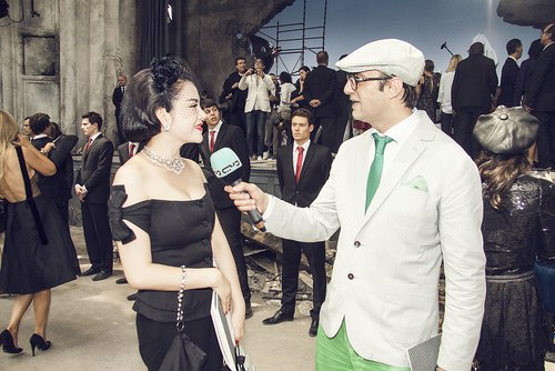 Người đẹp "Gió nghịch mùa" còn được một kênh truyền hình Dubai phỏng vấn.