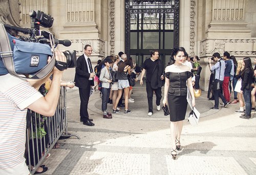 Sau phong cách nhẹ nhàng, sang trọng ở show diễn của Alexis Mabille và phong cách cá tính, quyến rũ ở show Georges Hobeika, Lý Nhã Kỳ khép lại sự xuất hiện của mình ở Tuần lễ thời trang Paris bằng hình ảnh ngọt ngào, quý phái khi đi xem show của Chanel.