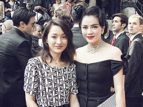 Đến dự buổi ra mắt bộ sưu tập mới của Chanel trong Tuần lễ thời trang cao cấp Paris, Lý Nhã Kỳ có dịp gặp Châu Tấn. Nàng Hoa đán Trung Quốc kém nổi bật cạnh Nhã Kỳ.  