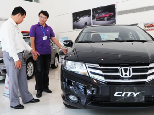 Khách hàng tham khảo mẫu ô tô Honda City tại TPHCM.