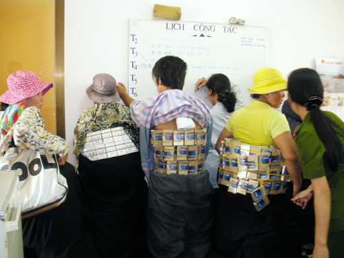 Dân quấn thuốc lá lậu quanh người