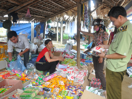 QLTT huyện Lục Yên (Yên Bái) kiểm tra hàng hóa tại chợ xã Tân Lĩnh