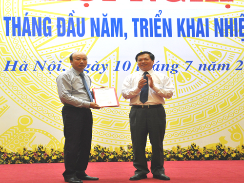 Bộ trưởng Vũ Huy Hoàng trao quyết định cho ông Lê Minh Chuẩn.